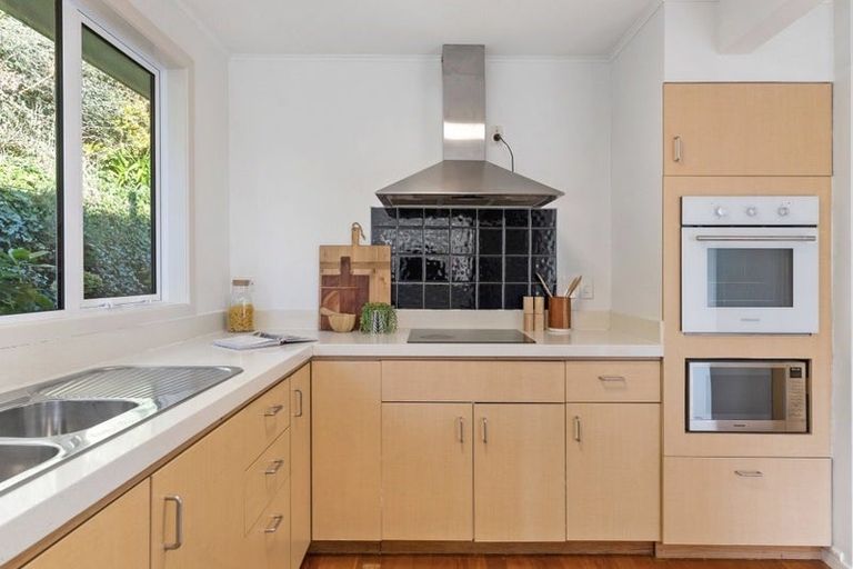 Photo of property in 9 Lomond Street, Newlands, Wellington, 6037