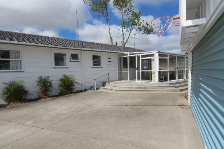 Photo of property in 8 Pipitea Place, Massey, Auckland, 0614