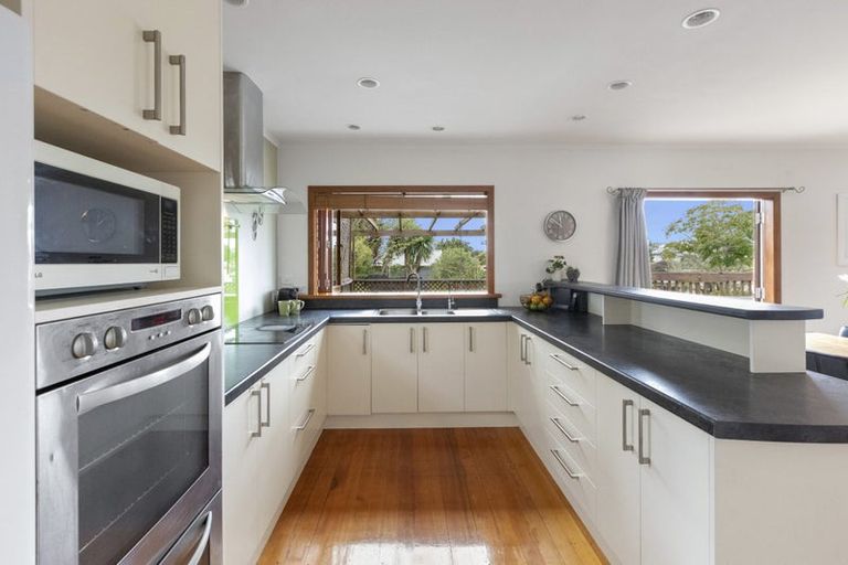 Photo of property in 21 Taipari Road, Te Atatu Peninsula, Auckland, 0610
