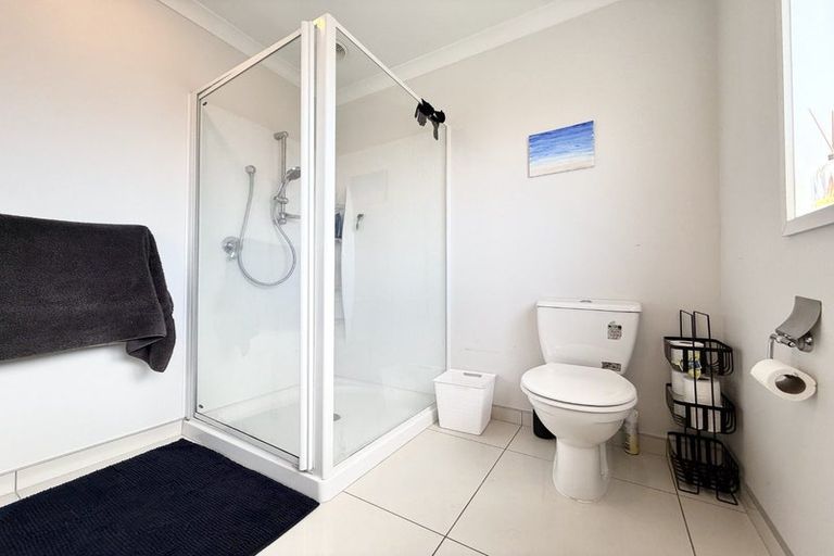 Photo of property in 17 Tamworth Crescent, Newlands, Wellington, 6037