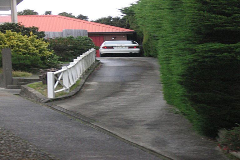 Photo of property in 15b Kinapori Terrace, Newlands, Wellington, 6037