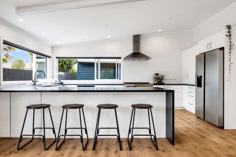 Photo of property in 1 Melia Place, Stanmore Bay, Whangaparaoa, 0932