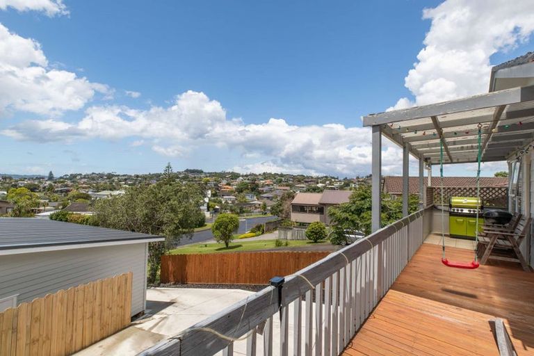 Photo of property in 15 Rosario Crescent, Red Beach, 0932