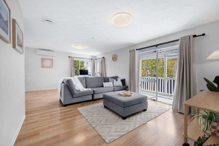 Photo of property in 2/134 Bradbury Road, Botany Downs, Auckland, 2010