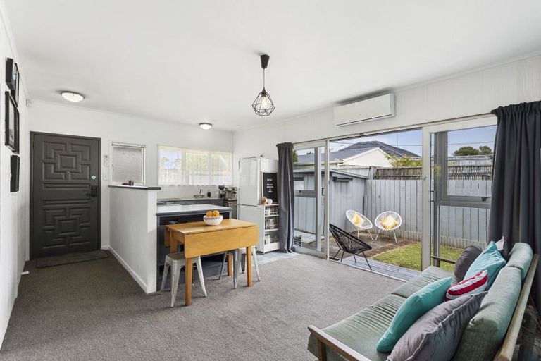 Photo of property in 2/2a Eskdale Road, Birkdale, Auckland, 0626