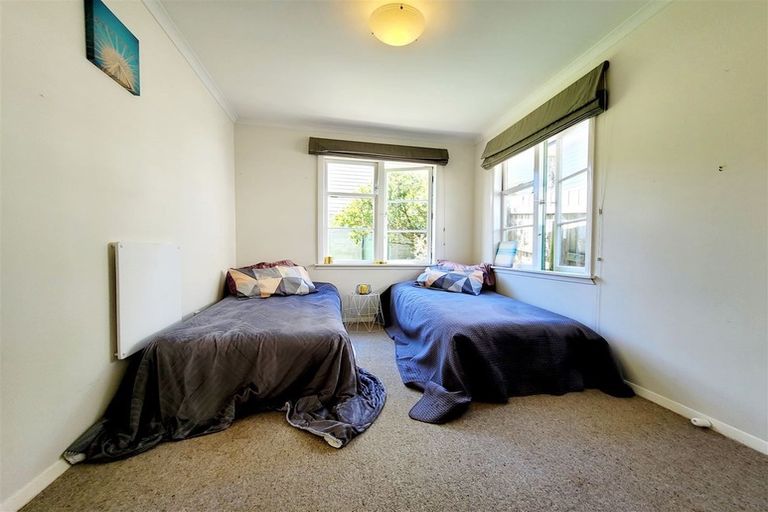 Photo of property in 20 Miles Crescent, Newlands, Wellington, 6037