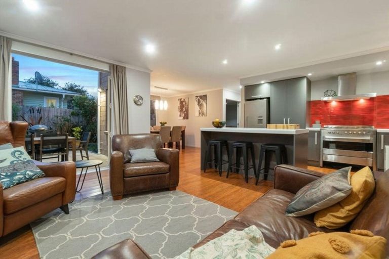 Photo of property in 25a Rewarewa Road, Te Atatu Peninsula, Auckland, 0610