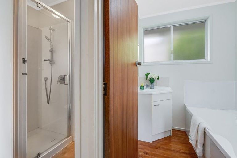 Photo of property in 12 Finn Place, Totara Vale, Auckland, 0629