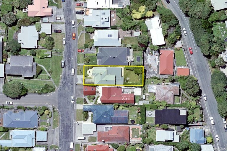 Photo of property in 18 Farm Road, Northland, Wellington, 6012