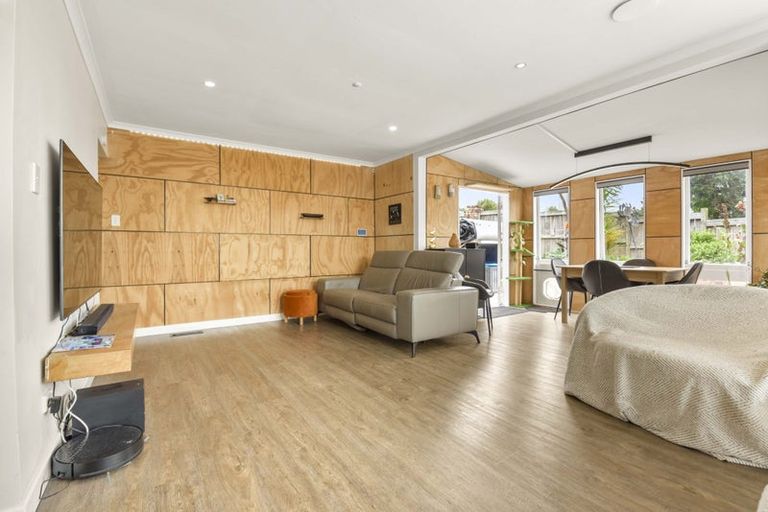 Photo of property in 127 Vipond Road, Stanmore Bay, Whangaparaoa, 0932