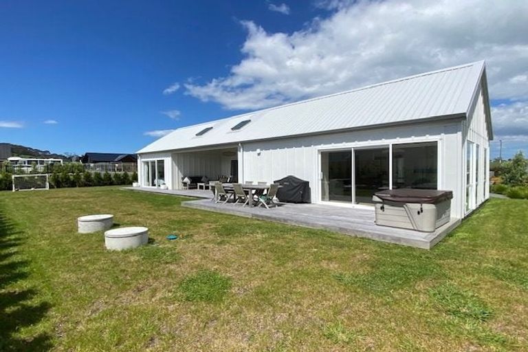 Photo of property in 4 Maeha Drive, Matakana, 0985