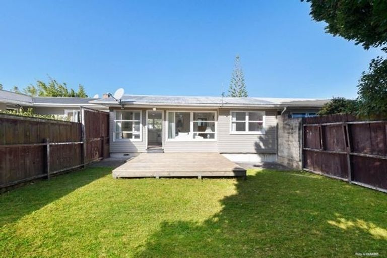 Photo of property in 2/14 Ozich Avenue, Te Atatu South, Auckland, 0610