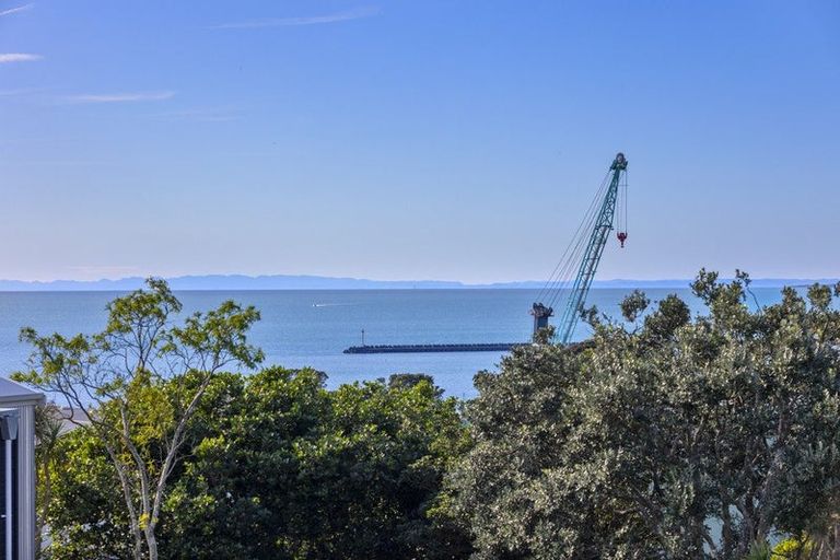 Photo of property in 32 Ngamotu Road, Moturoa, New Plymouth, 4310