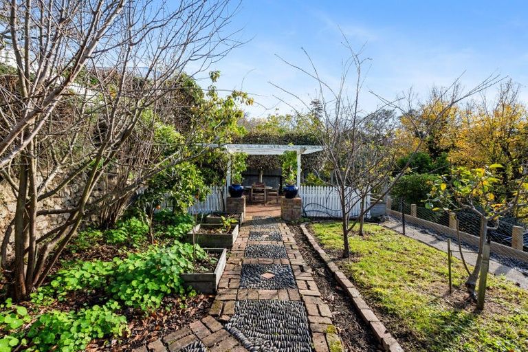 Photo of property in 15 Colenso Avenue, Hospital Hill, Napier, 4110