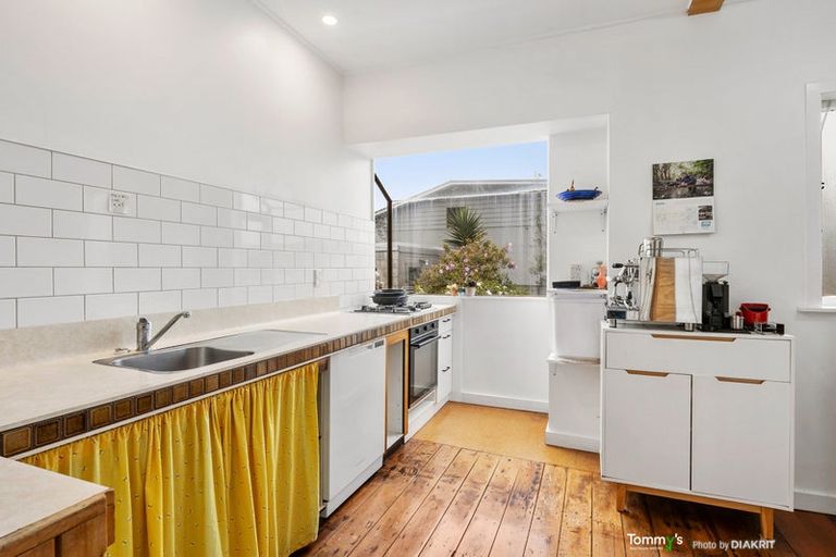 Photo of property in 183a Sutherland Road, Lyall Bay, Wellington, 6022