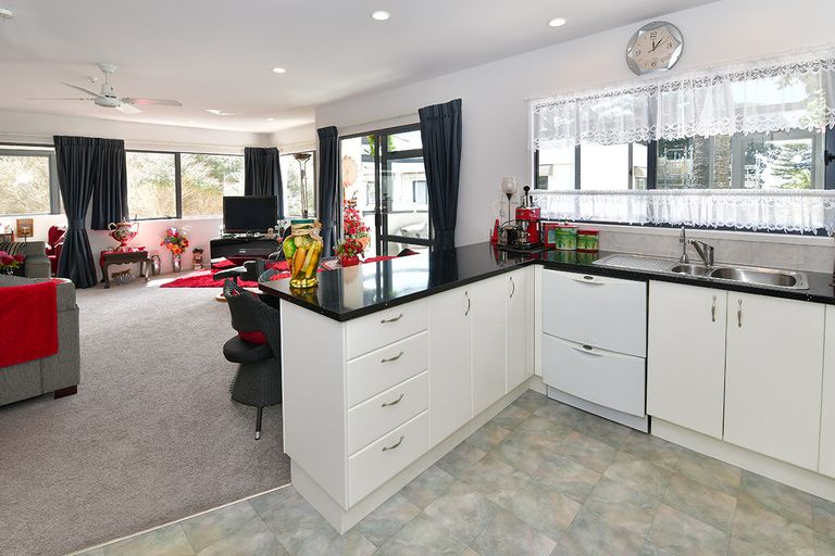 Photo of property in 9e Puriri Avenue, Orewa, 0931
