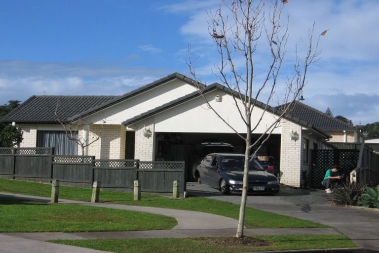 Photo of property in 22 Newinn Crescent, East Tamaki Heights, Auckland, 2016