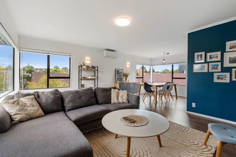 Photo of property in 1 Lexington Drive, Botany Downs, Auckland, 2010