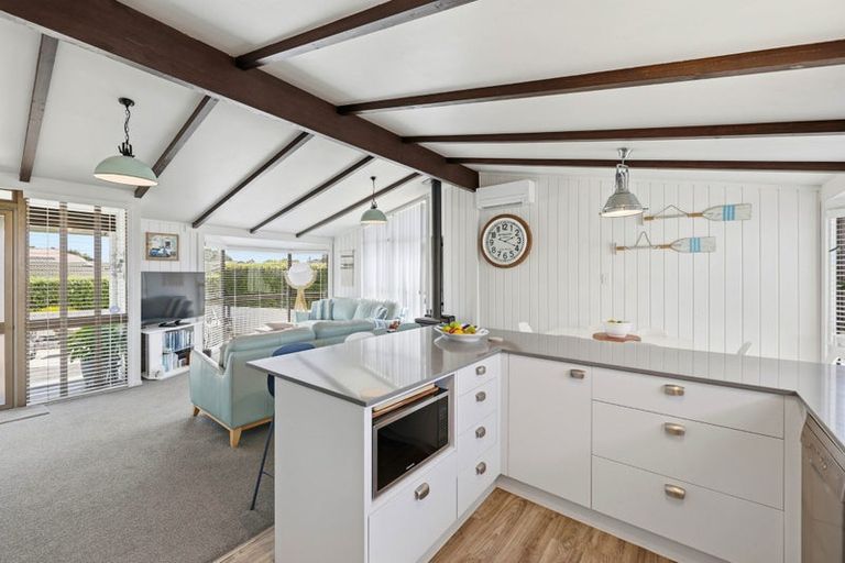 Photo of property in 6 Vela Place, Clarks Beach, 2122