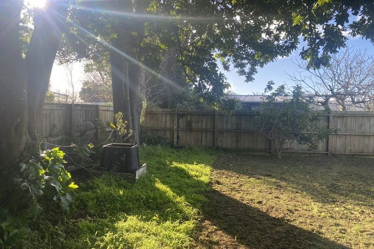 Photo of property in 51 Beach Road, Te Atatu Peninsula, Auckland, 0610