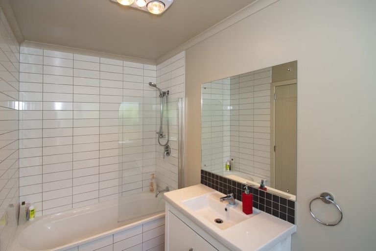 Photo of property in 15a Lyndfield Lane, Newlands, Wellington, 6037