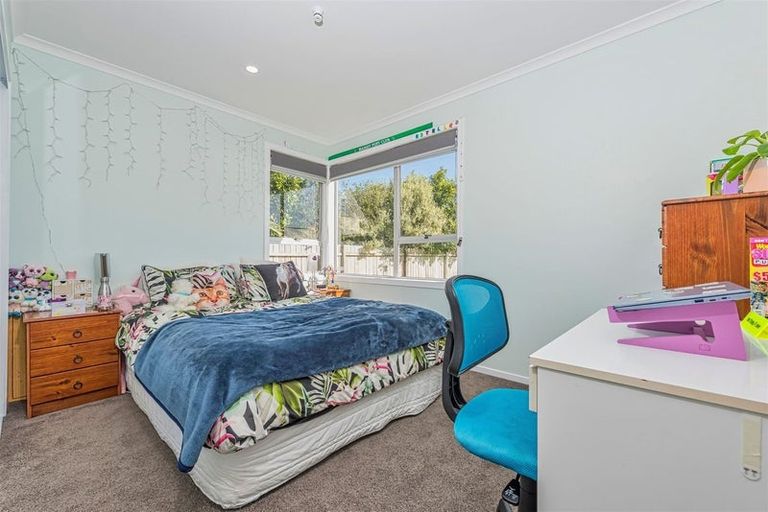Photo of property in 4 Pipitea Place, Massey, Auckland, 0614