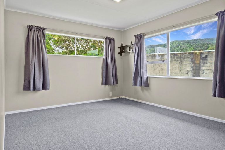 Photo of property in 32 Matthews Road, Wainuiomata, Lower Hutt, 5014