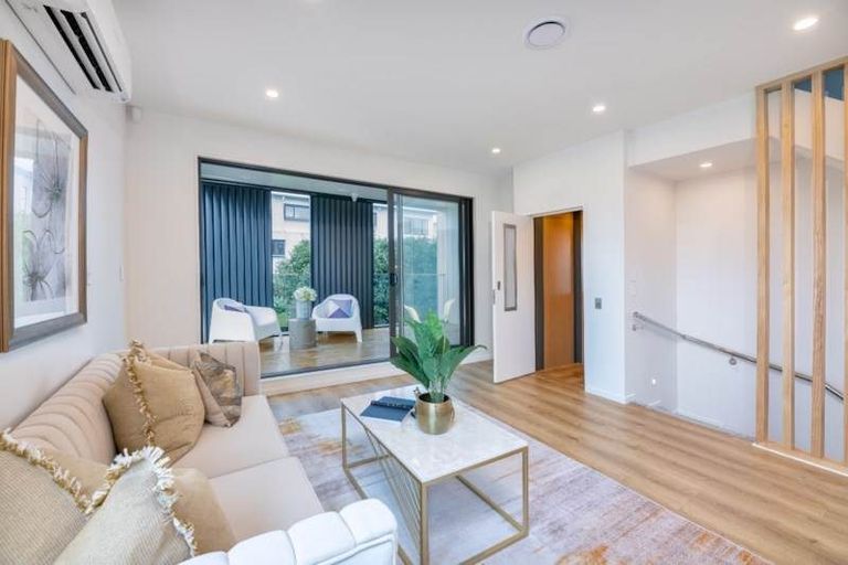 Photo of property in 1/16 Williamson Avenue, Belmont, Auckland, 0622