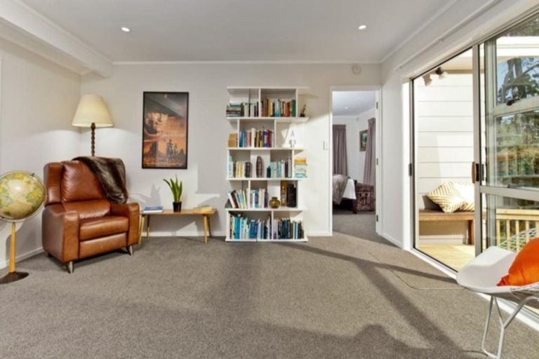 Photo of property in 19 Sunward Rise, Glenfield, Auckland, 0629