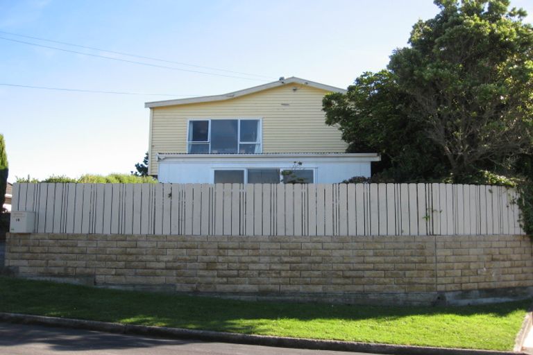 Photo of property in 16 Spenmoor Street, Newlands, Wellington, 6037