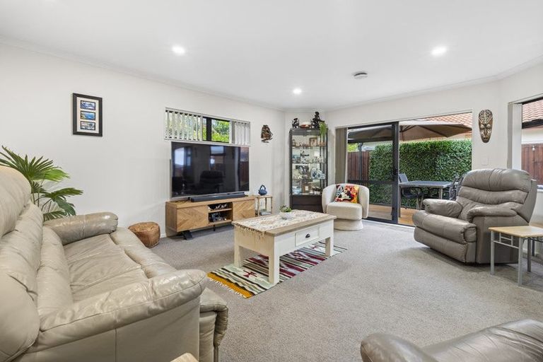 Photo of property in 44 Chesterfield Way, Orewa, 0931