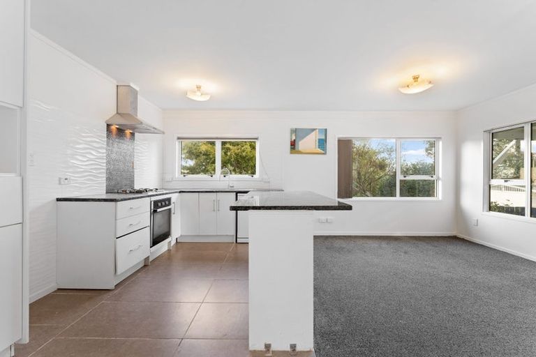 Photo of property in 4/304 Great North Road, Henderson, Auckland, 0612