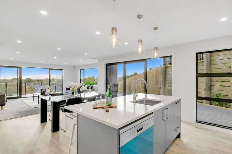 Photo of property in 68 Kakariki Grove, Waikanae, 5036