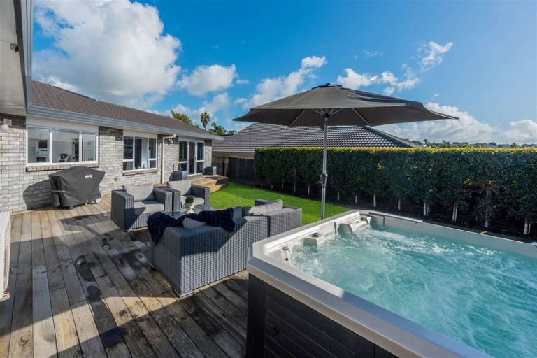 Photo of property in 4 Hanly Close, West Harbour, Auckland, 0618
