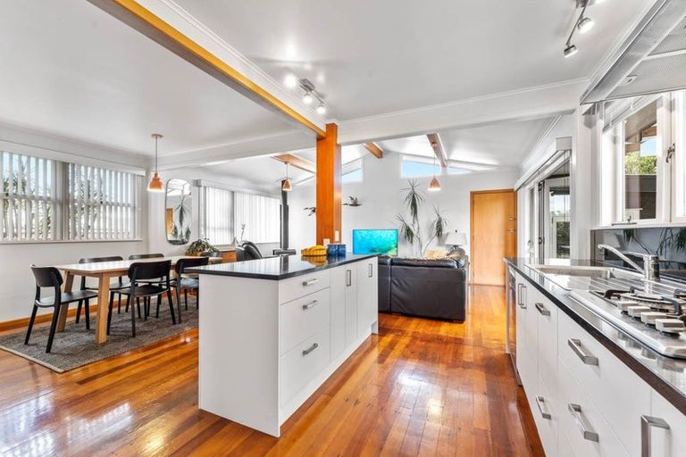 Photo of property in 6 Clinton Avenue, Te Atatu Peninsula, Auckland, 0610