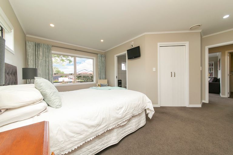 Photo of property in 18 Great North Road, Riverhead, 0820