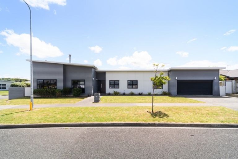 Photo of property in 61 Peter Hall Drive, Kelvin Grove, Palmerston North, 4414