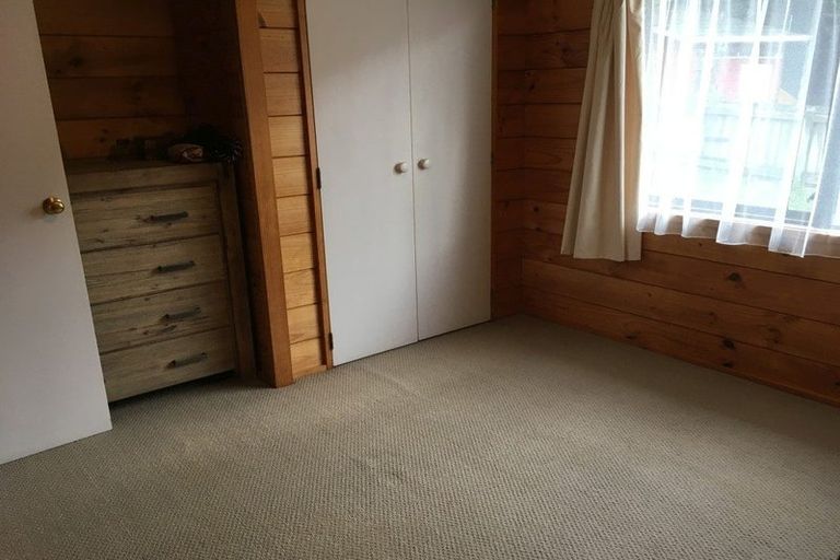 Photo of property in 2/8 Camilla Grove, Totara Vale, Auckland, 0629