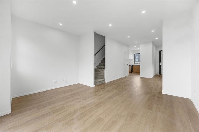 Photo of property in 4 Kautawa Lane, Massey, Auckland, 0614