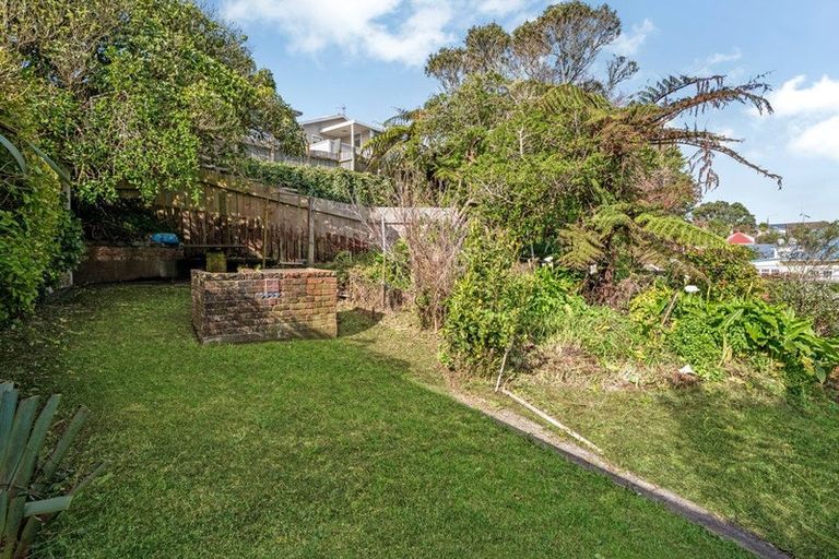 Photo of property in 18 Woburn Road, Northland, Wellington, 6012
