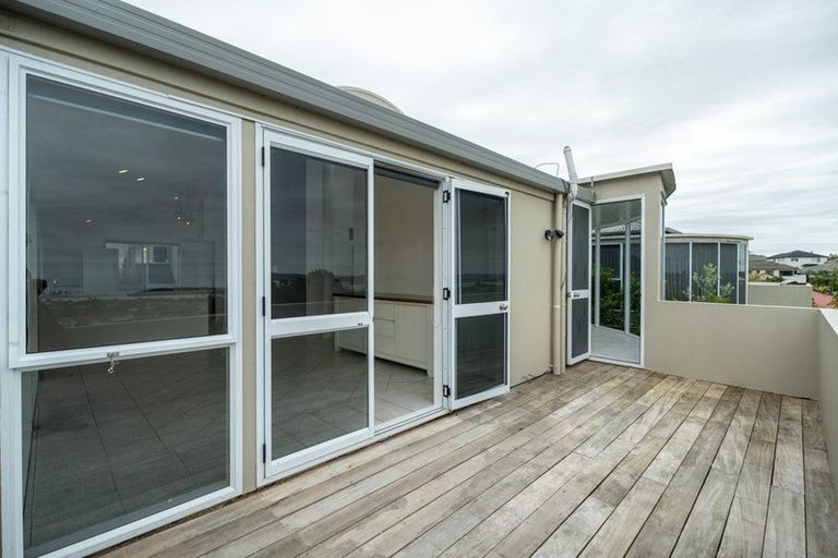 Photo of property in 1/23 Bernleigh Terrace, West Harbour, Auckland, 0618