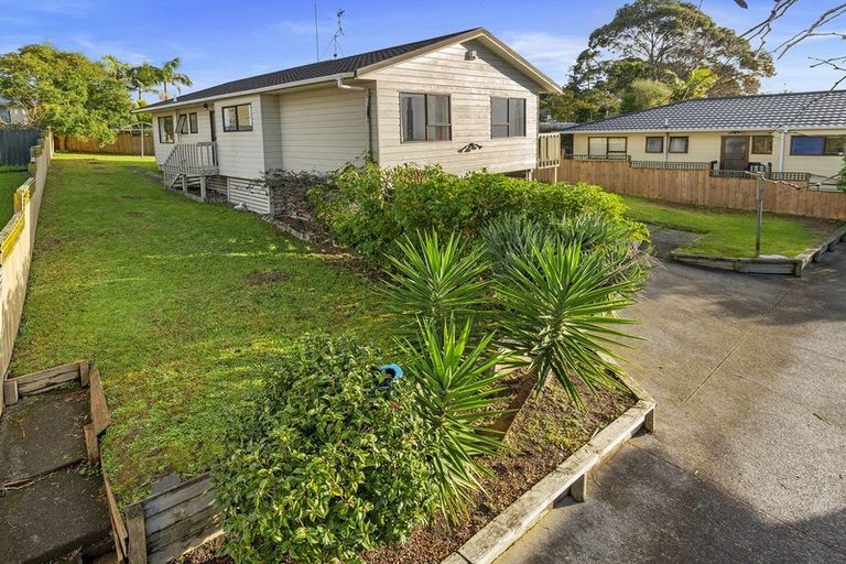 Photo of property in 2/15 Sevilla Place, Unsworth Heights, Auckland, 0632
