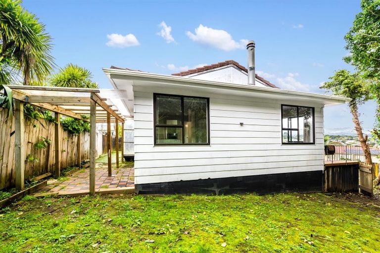Photo of property in 64 Sunvue Road, Glen Eden, Auckland, 0602