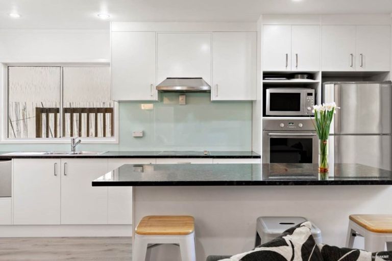 Photo of property in 1/3 Holt Avenue, Torbay, Auckland, 0630