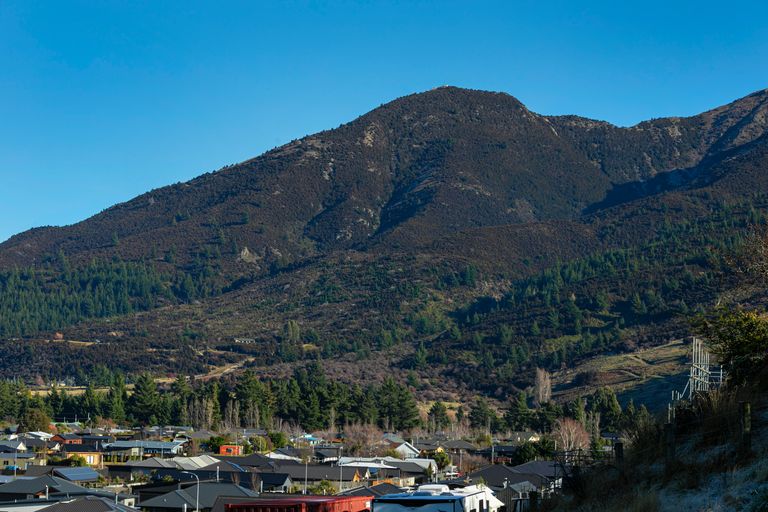 Photo of property in 33 Tomtit Crescent, Lake Hawea, 9382