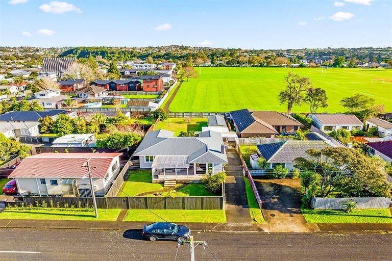 Photo of property in 4 Rixon Place, Te Atatu Peninsula, Auckland, 0610