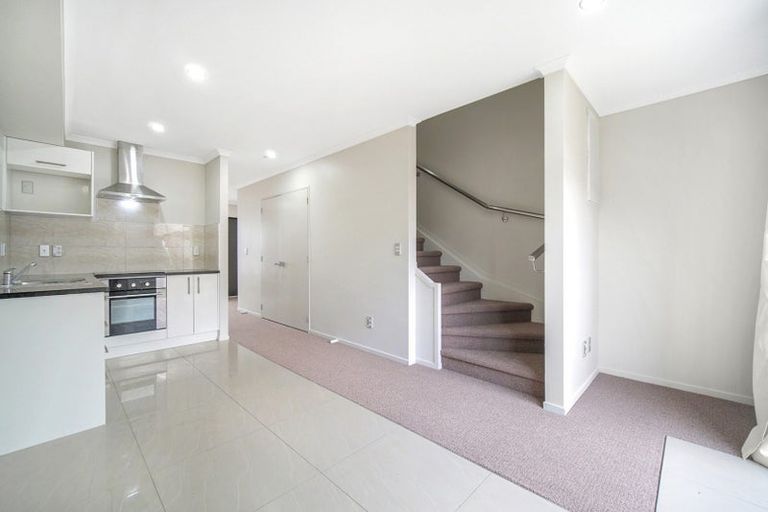 Photo of property in 2/5 Wallson Crescent, Wiri, Auckland, 2104