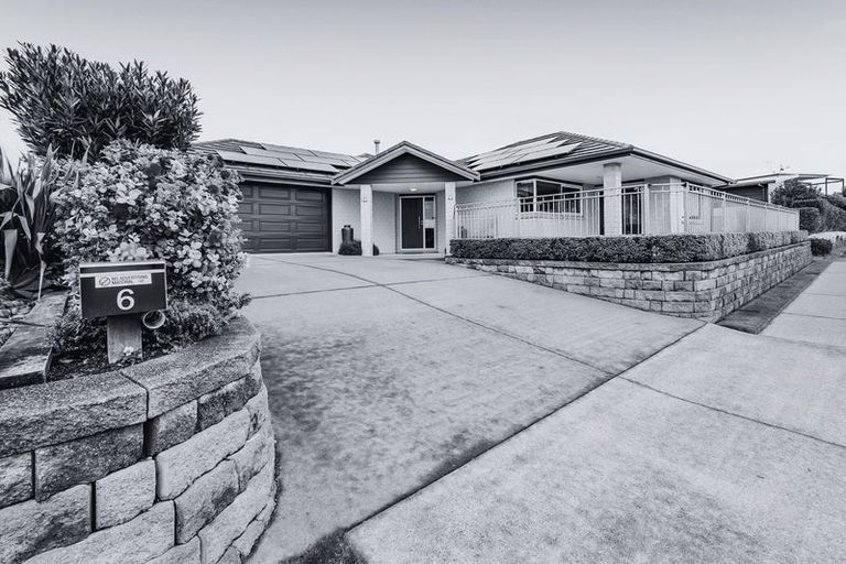 Photo of property in 6 Saint Andrews Parkway, Waiwhakaiho, New Plymouth, 4312