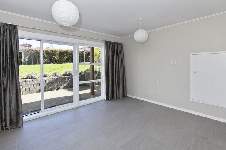 Photo of property in 27 Mcbreen Avenue, Northcote, Auckland, 0627