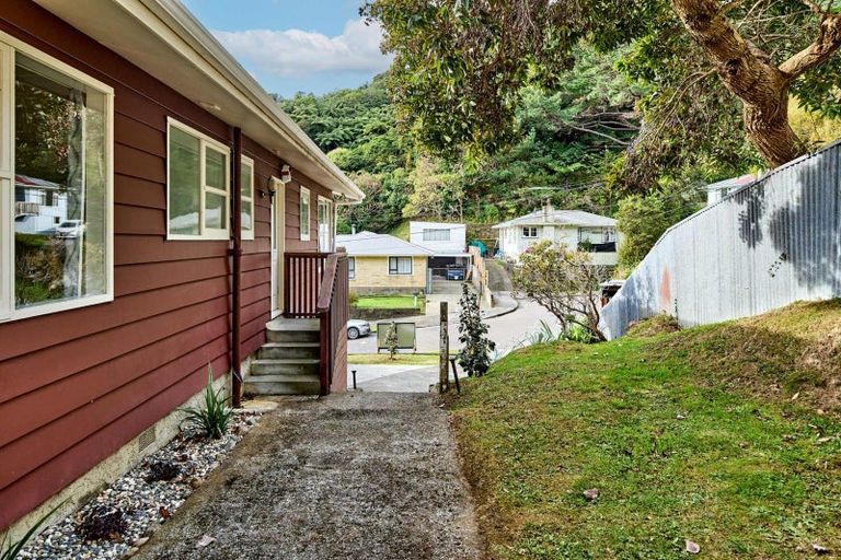 Photo of property in 19 Holmes Grove, Naenae, Lower Hutt, 5011